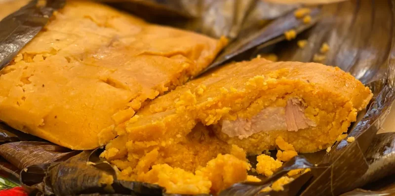 Tamal Relleno con Lonjas de Cerdo y Huevo Frito